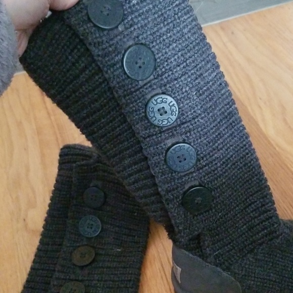 Size 6 Ugg Boots - Picture 3 of 6